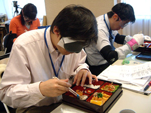 写真:疑似体験のようす